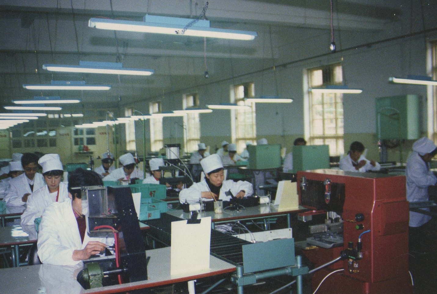 1990年低壓電器生產場面 1990年低壓電器生產場面