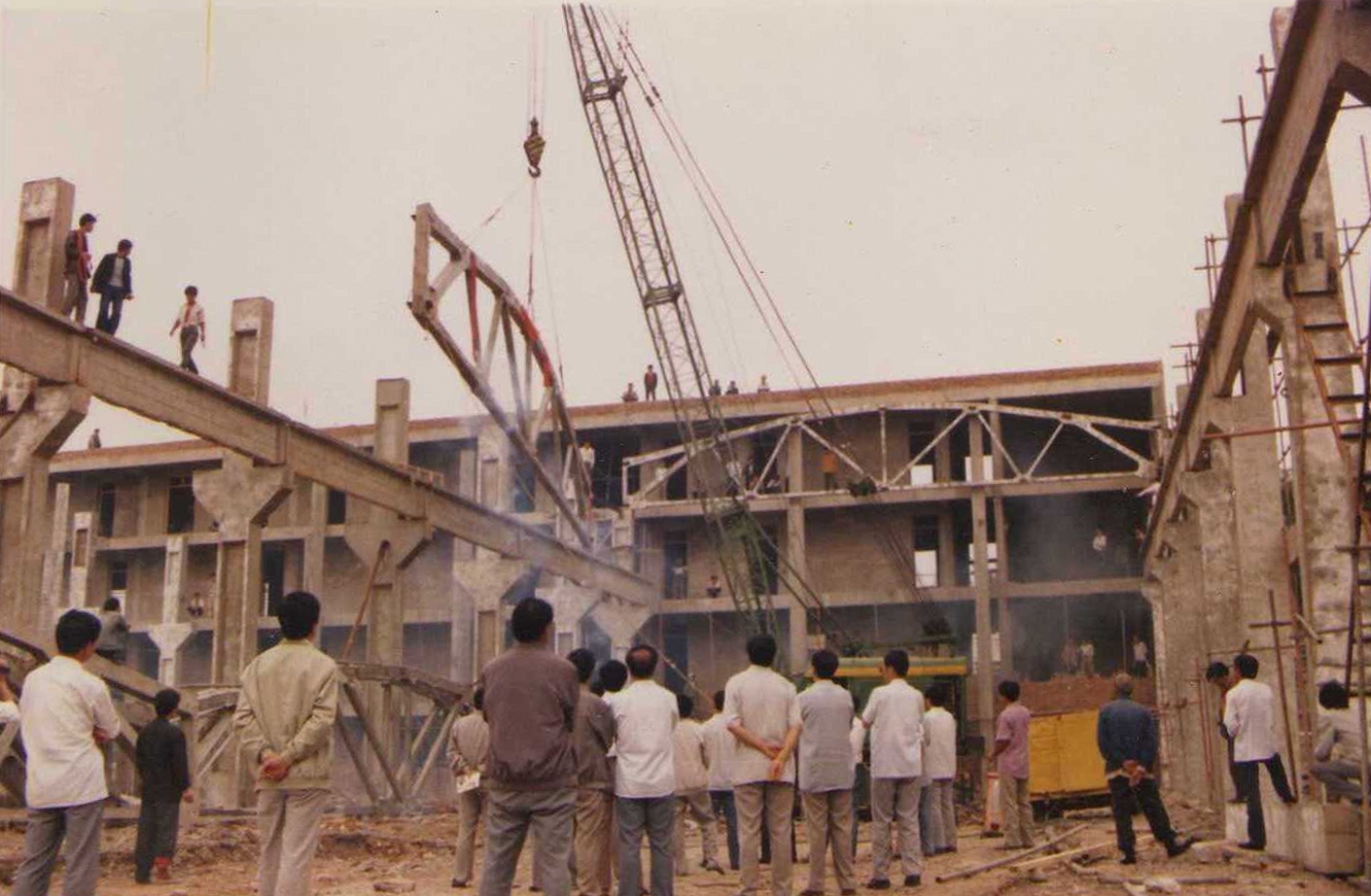 1994年舉行的疏水閥一期技改項目主體工房上梁儀式 1994年舉行的疏水閥一期技改項目主體工房上梁儀式